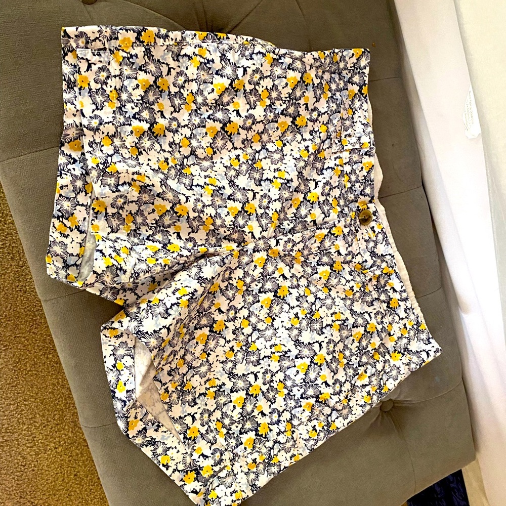 Old Navy everyday short size 6